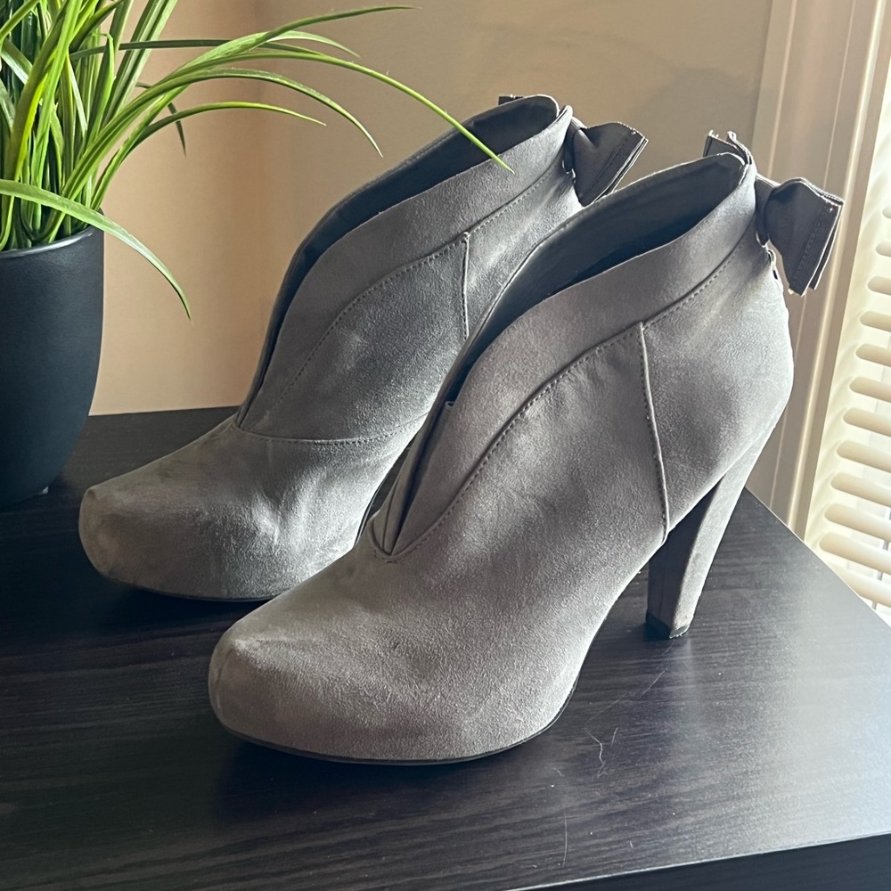 Guess grey ankle boots size 8 1/2.